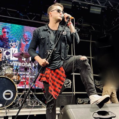 Vocalista da Vitrola Rock.
