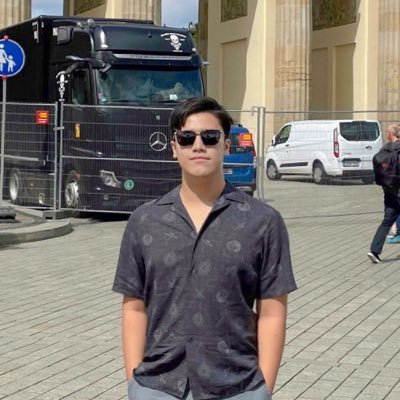 romzaoliver's profile picture. Your favorite German teacher