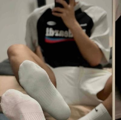 03 中大 男大 
广州 对象  交友
180 65 🌹 🦶🏻 👊🏻(8.5+)
小蓝：MOON_NN
🉑💰 私信请介绍基本情况 【只hi不回】