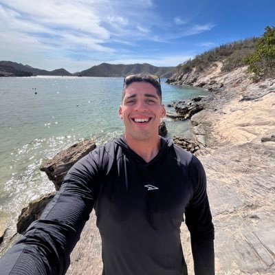 No te rindas, aun estas a tiempo de alcanzar y comenzar de nuevo, aceptar tus sombras, enterrar tus miedos, liberar el lastre, retomar el vuelo🤴 He/him 🏳️🌈
