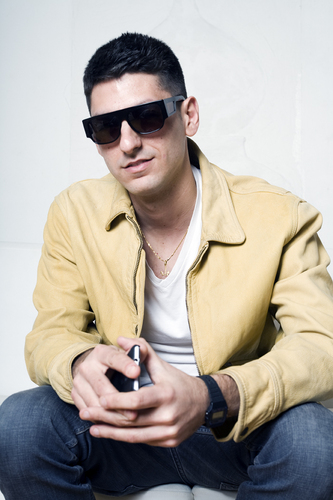 Born in Milan,makes music for 2nd Roof a group of hip hop producers.
