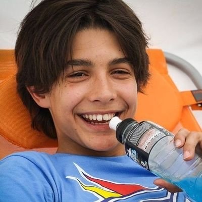 esteban ocon tomando mate con yuzuru hanyu en el patio de mi casa