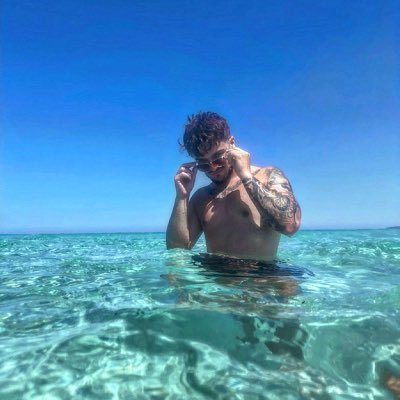 rsjyam's profile picture. La vida no sería posible si los impulsos instintivos de la vida no se contuviesen.
📽️🎞️ Cinefilo