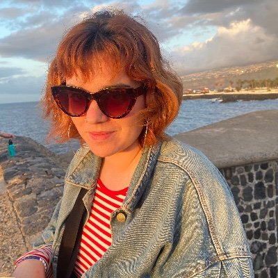 Quan parlo moc molt les mans. Escric per plaer i per diners, si me’ls paguen. Escatològica i glamurosa. En una sobretaula permanent.