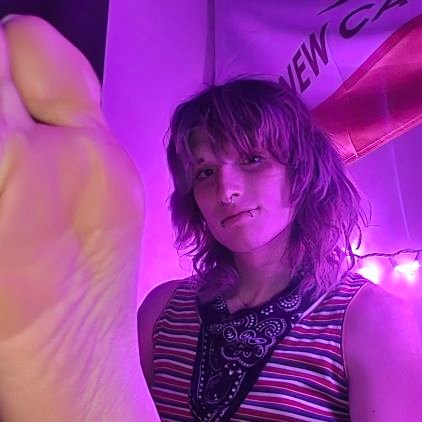 🔞
27 ⚧︎
| https://t.co/EJMYiJpvXd |
a soft paw'd girl 🐾
the one and only Purple Fox Feet Account