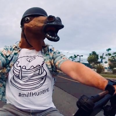 🏃🍸🥃🎸🦝Raccoon à tête de cheval ! Bum financier & biker au cœur semi tendre ! Trotinette lover, fan de martini un peu dirty & crepe babeurre enthusiast !!