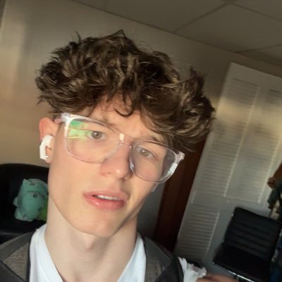 21 5’3 your favorite Ukrainian twink ;) dm for collabs 👅