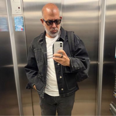Periodista. Adicto al espresso ☕️. Dicen que soy díscolo y displicente. Fundé y dirijo la agencia Jelly (@jellydigital) y la consultora @chatlani_cl.