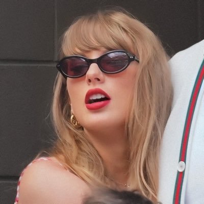 dhynluvs's profile picture. eu e a Dahyun assistindo a taylor no golden globes