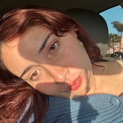 natroob's profile picture. listening to music