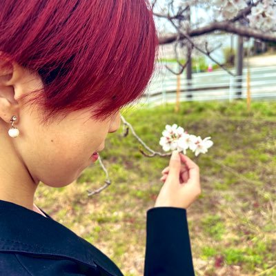 医療従事者▶︎Webデザイナー𑁍︎31歳4児の母。デザインもするし講師もしてる人間です。R5.1開業届提出𑁍︎·͜·地方在住▶︎関西方面に引越す予定𖠿⸝元超絶ネガティブ人間がポジティブになったマインド知りたい人はフォローしてね❁⃘*.゚デザインは作って終わりじゃなくてその先が必ずあるという意識をもっています。