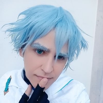 ES-EN-CAT / Non-Binary / ☭ / Cats and trains / Alt/Goth/V-Kei enthusiast, cosplayer & wannabe model / Any pronoun / Proship / 💛@airabunn💛