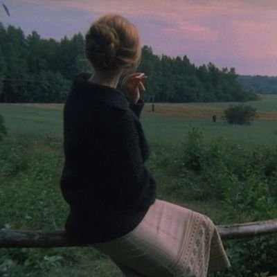 fanática de ingmar bergman, los vampiros, la literatura y los perros. david bowie es mi marido.