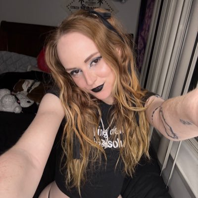 Emo Princess ❦♰♱ | 18+ only | insta: @shybymoonlight // my alt ego: @manicdemonbby | -65% for my subscription down below 👇🏼 🫣