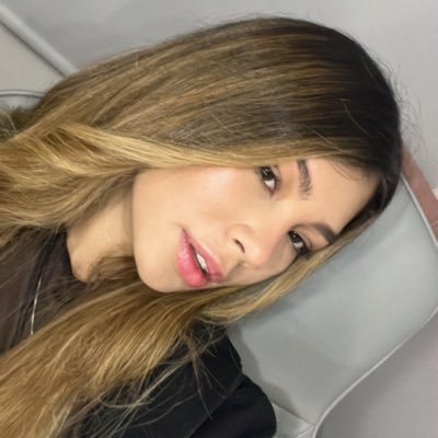 notlauriz's profile picture. alma rota y carita sonriente.