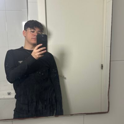 Alex_Cesu's profile picture. 27 anys. Atrapat dins del cos d’una senyora divorciada. Estudiant de DAM. Apassionat de l’aviació i del drama ben explicat