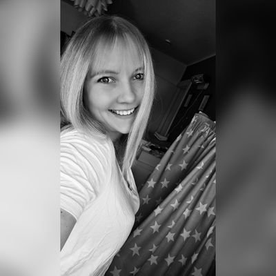 Alisa_3108's profile picture. Handballverrückt! 🤪 | Stolze Besitzerin von 29 Trikot's der @SGFleHa | Flensburg ⚓| Handball ist meine Droge und Flensburg ist mein Dealer! 💙❤️