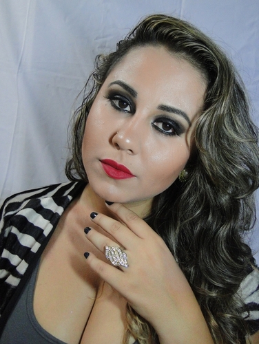 Prazer! Sou bacharel em Adm. Empresas, filha caçula e única mulher,irmã do Jean e do Nando, noiva do Jones, blogueira, maquiadora e designer de sobrancelhas!