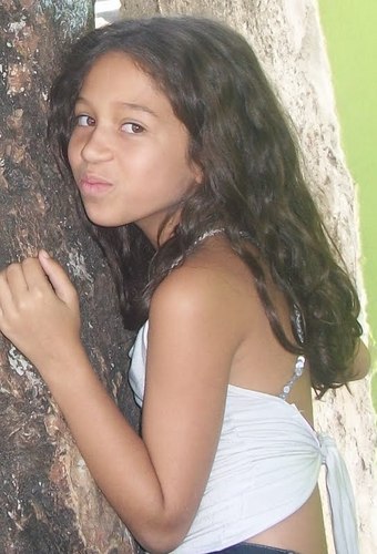 Louca por musica Apaixonada pela felicidade Sonhadora, Sem tirar os pes do chão...