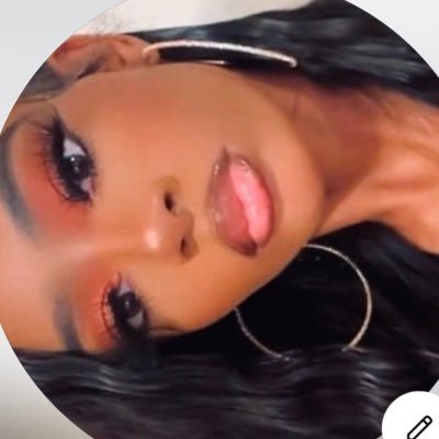 lovelae77's profile picture. 