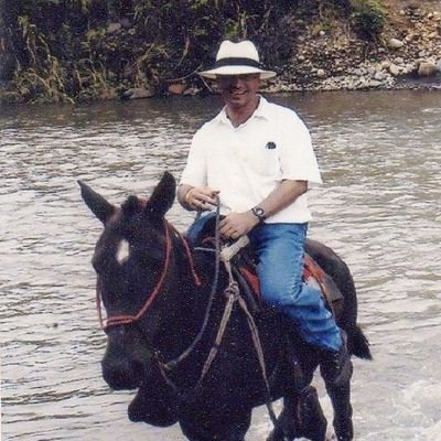 Cuenta personal/ Felizmente jubilado/ Detector de troles y cuentas cloaca/ Padre, hijo y espíritu non sancto.