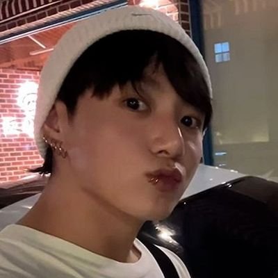 pjmguts's profile picture. arte, livros, games e música 

                                                                       ninguém ama mais jikook que eu