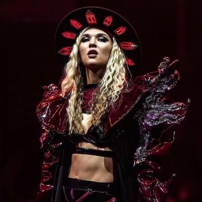 Julia Hart, the leader of her Coven. Keeper of Secrets, but there is one that shouldn't be a secret. @EternalReigning. 😇
#ParodyAccount