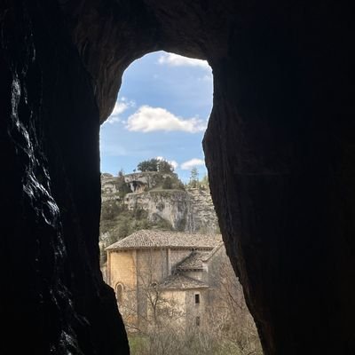 Confía tu secreto al viento pero luego no le reproches que se lo cuente a los arboles..
Mil soles espléndidos....