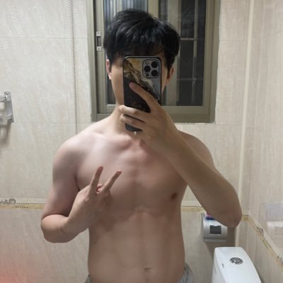 cccffyuan's profile picture. 常驻广州 | 180cm/75kg | 双子♊ | ENFJ | 规律健身有薄肌 | 真诚 幽默会聊天 | 有服务意识 | 可温柔可暴力 | 事后会aftercare | 出去玩可cover费用 | 私聊照片绝对保真！