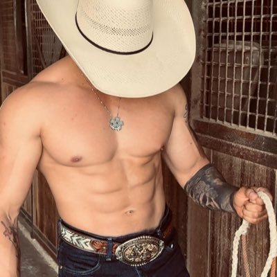 Geekzone01's profile picture. El corneador, amante de las unicornios, pasa la noche conmigo 😈