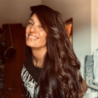 Carinavila17's profile picture. Prof. Artes Visuales- Comunnity Mannager - mamá de Manu- Conductora de radio de radio  - Peronista.