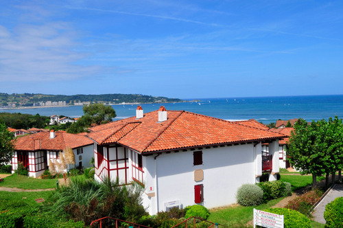 Ongi etorri. HENDAYE, de tradition Basque, tournée vers l'Espagne, au Paysage MER MONTAGNE. Confort et emplacement rêvés pour ce village vacances face à l'océan