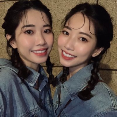 我是双胞胎姐妹👭喜欢我就追求我 追求我的可以免费约爱爱  双胞胎姐妹就这样一个飞机✈️号 其他的都是骗子