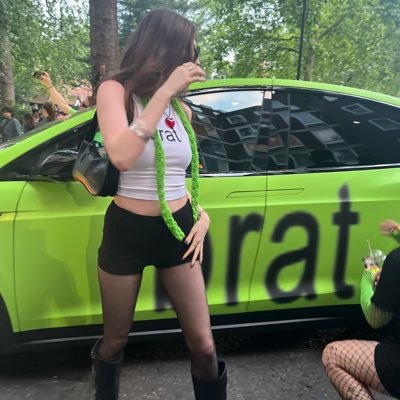 mollodrama's profile picture. fan girl 4 life🪩🦷🎀🖤⭐️🫶🫒👩‍❤️‍💋‍👩🦦🪷🫧💋☁️