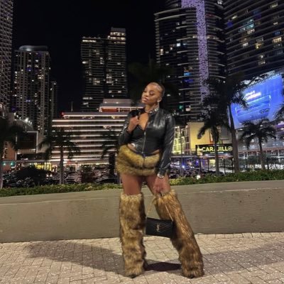 monicabarbara__'s profile picture. Digital Marketer capitolrecord     IG: https://t.co/8D0g4JlrRK