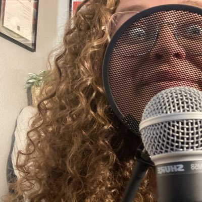 Writer | Reader | Host of BOOKED and Co-host of @SIF_Pod | Owner of @indiosyncbooks | Supporter of indies 💖