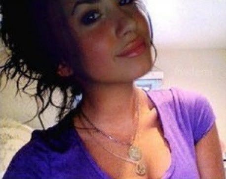 Encontre alguém que ache você linda sem maquiagem e vestida de moletom. Você nunca vai se sentir mais amada. - Demi Lovato