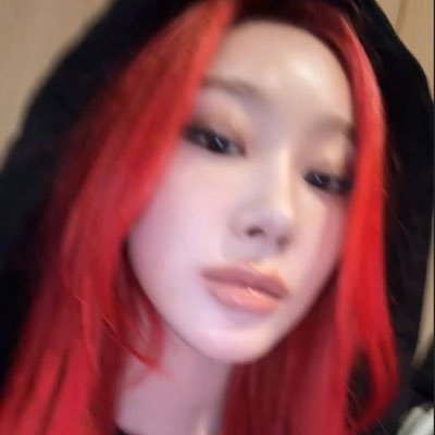 wonbinfib's profile picture. giving the tightest hug for my 10 years old self.