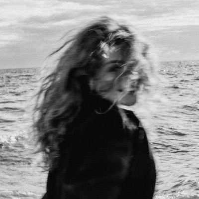 lo0o0le11's profile picture. كل إمرأة تربكك هي بشكل ما تبتكرك ! حتى وإن ذهبت ستترك بعضها فيك ..