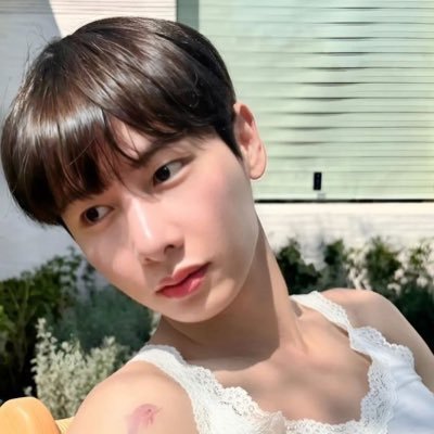 Fl0w3r_Sh1n3's profile picture. love or hate me I’m still ‘hyperfemininity’