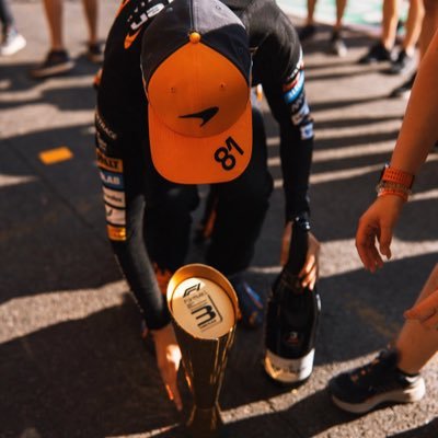 sundaymondayya's profile picture. ✒️this is where I keep up with my interests OP81 LN4 AA23 IH6