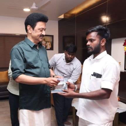 Journalist & Cricketer
CRH TAMIL MEDIA YouTube Founder,
@arivalayam DMK Volunteers,
Politician