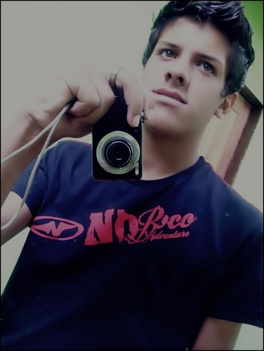 Abraços Vazios,Olhares de Gelo tao descartaveis como cascas no CHÃO,flsh captura a melhor faixada MAIS QEM V FOTO Ñ V CORAÇÃO