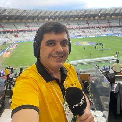 Jornalista, 49 anos, formado pela Unisul de Tubarão em 1999. Natural de Criciúma. Em rádio desde 1993. Hoje narrador e apresentador da Rádio Eldorado.