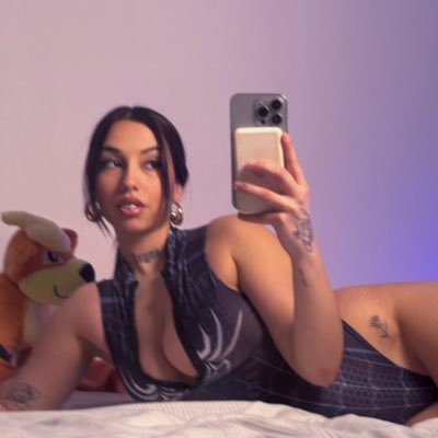 yaps a lot 𓆩♡𓆪 subs - @findomsin check out my socials here 👇