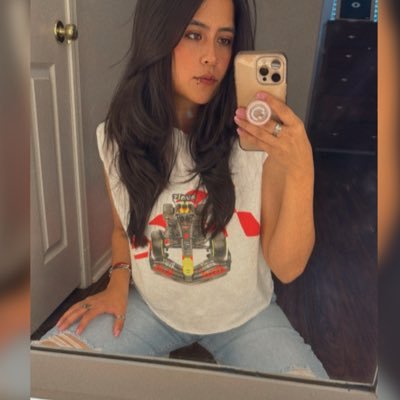 EspinosaD24's profile picture. IG: vania__espinosa