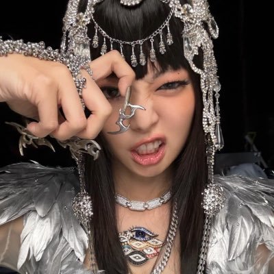 momoschin's profile picture. oh nooo aeri stop going viral for literally anything you do like that!!!