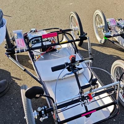TUADモーターズ(東北芸術工科大学非公認サークル)です。
こちらでは、小型電気自動車の開発を通じて、地域のエネルギー利用やモビリティ、モータースポーツについて関心を深める活動を行っております。(現在絶賛活動中)
小型4輪電気自動車開発/レースの企画出場/EVの広報活動/お問い合わせはDMやリプにてお気軽にどうぞ!