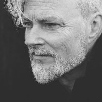 Simon Toyne (@stoyne57069) 's Twitter Profile