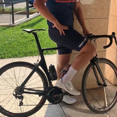Sono una #bruttapersona. Non lamentatevi se poi ci rimanete male. Ogni tanto nuoto pedalo e corro sognando l'IM 🏊🏻 🚴🏻 🏃🏻